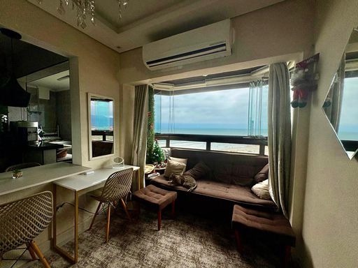 sala semi integrada com sacada envidraçada e vista mar privilegiada