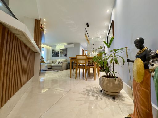 sala de jantar e estar finamente decoradas e planejadas, integrada com a cozinha e acesso a varanda.