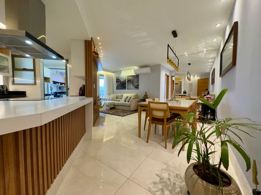 sala de jantar finamente decorada e planejada, integrada com a cozinha e acesso a varanda.