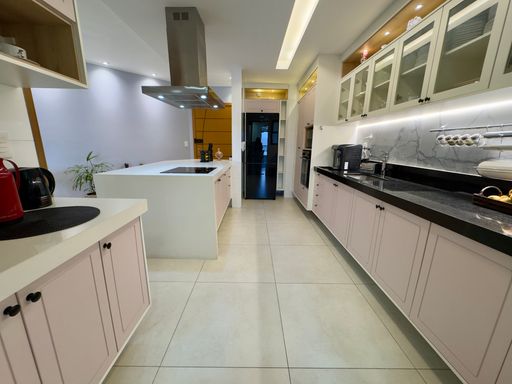 cozinha integrada a sala de jantar com móveis planejados e eletrodomésticos instalados