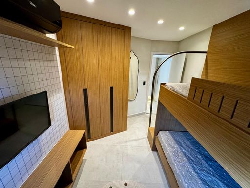 luxuoso dormitório com armários planejados