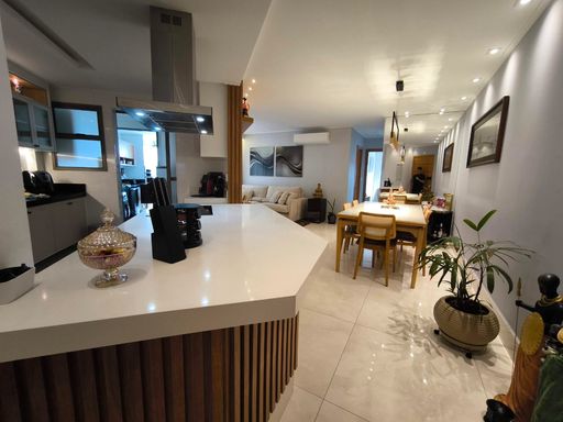 sala de jantar e estar finamente decoradas e planejadas, integrada com a cozinha e acesso a varanda.