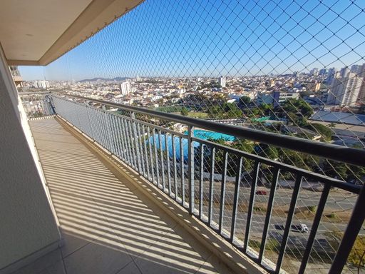 ampla varanda gourmet com  tela de proteção e vista panorâmica ao Clube Atlético Aramaçan