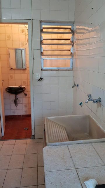 área de serviço com acesso ao banheiro