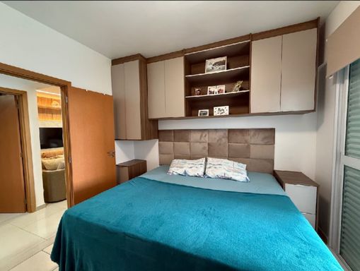 suíte com móveis planejados e acesso a varanda garden