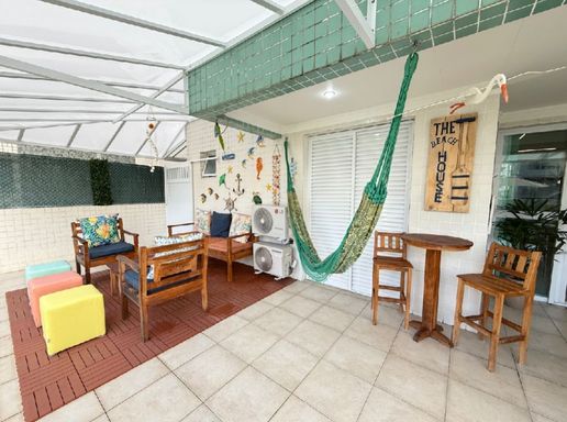 ampla varanda garden com grama sintética, churrasqueira a carvão, jacuzzi e playgorund