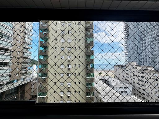 Vista mar e sacada ampla com churrasqueira a carvão