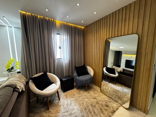 Ampla sala decorada, em porcelanato com ventilação cruzada, teto rebaixado e sistema de iluminação impecável