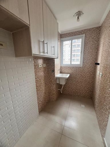 área de serviço bem arejada e iluminada