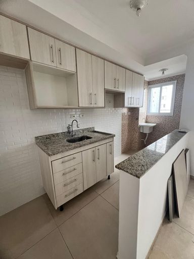 cozinha com armários planejados semi integrada a área de serviço