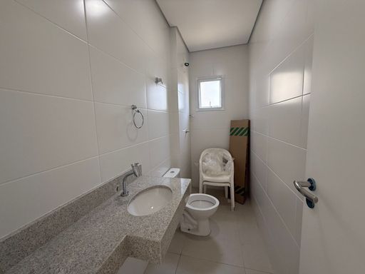 banheiro bem arejado e iluminado com ampla pia em granito