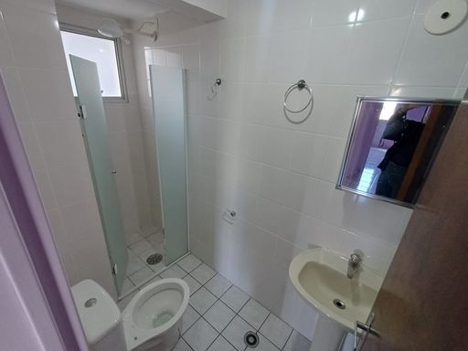 banheiro com iluminação natural e box de vidro, bem arejado