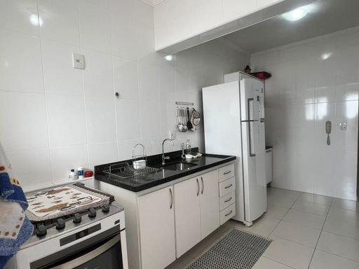 ampla cozinha com acesso a área de serviço bem arejada