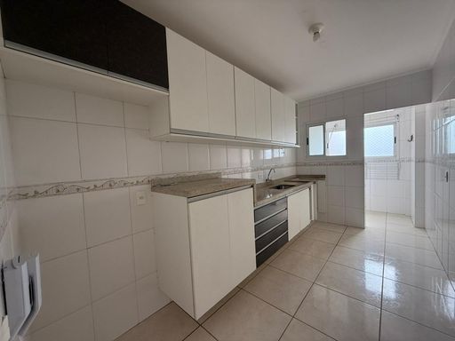 cozinha com armários planejados, semi integrada a área de serviço bem arejada