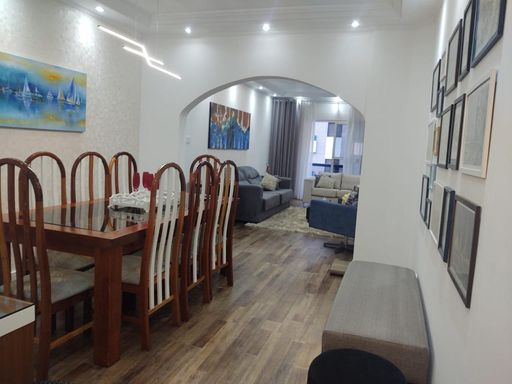 ampla sala 2 ambientes com acesso a sacada