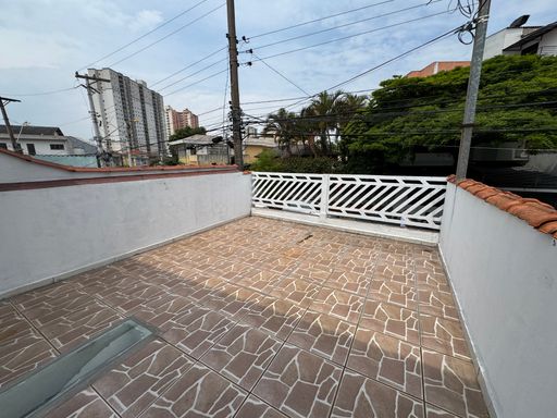 ampla varanda com vista de frente para rua