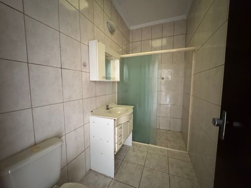 banheiro da suíte com box de vidro