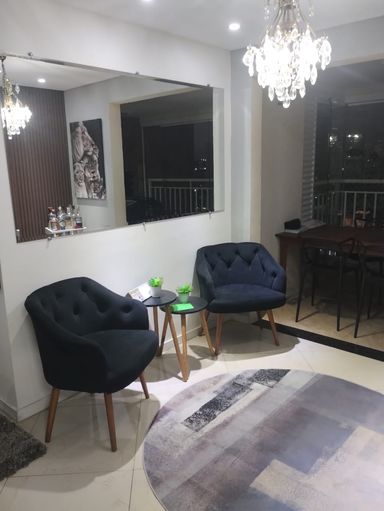 ampla varanda gourmet envidraçada com churrasqueira a carvão, tela de proteção, semi integrada a sala dois ambientes