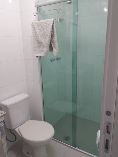 banheiro social com armário planejado e box blindex