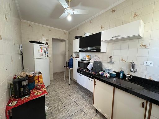 cozinha bem arejada com ampla pia em granito preta