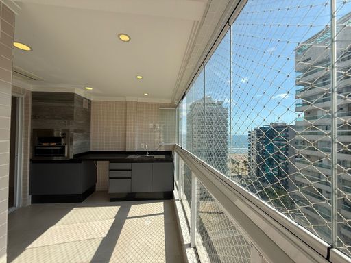 varanda gourmet envidraçada com vista mar livre, tela de proteção e churrasqueira