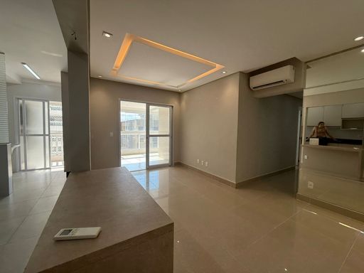 ampla sala 2 ambientes com teto rebaixado, ar condicionado,  sistema de iluminação diferenciada e acesso a varanda gourmet envidraçada