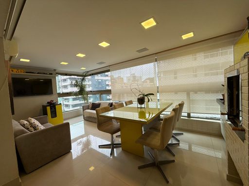 ampla varanda gourmet envidraçada, semi integrada a sala 2 ambientes com churrasqueira a carvão, teto rebaixado e cortina blackout em total requinte