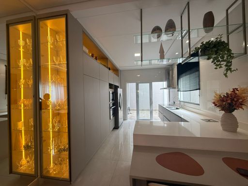 cozinha planejada e decorada impecável com acesso área de serviço