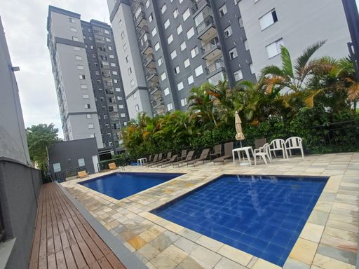 piscina adulto e infantil com deck solarium