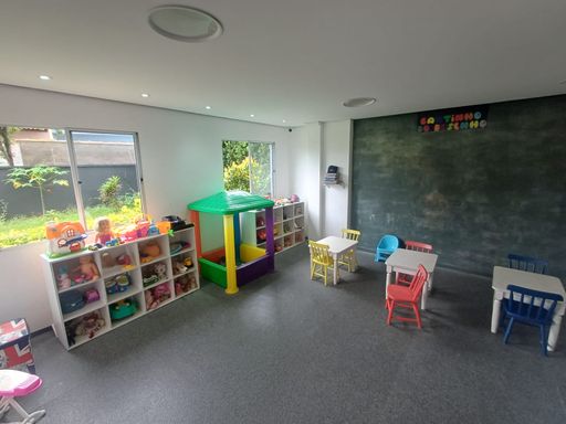 ampla brinquedoteca bem arejada