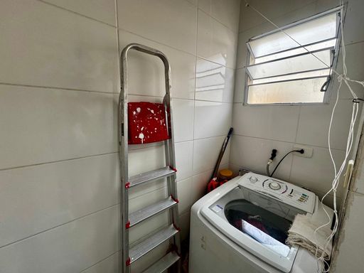 área de serviço arejada e iluminada