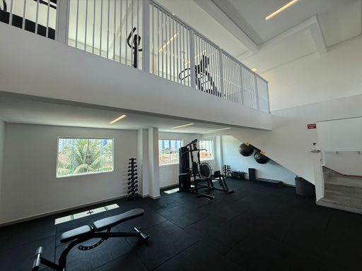 ampla academia moderna, equipada e bem arejada