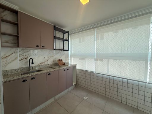 ampla varanda gourmet envidraçada com cortina blackout, móveis planejados de primeiríssima qualidade e ampla pia em granito