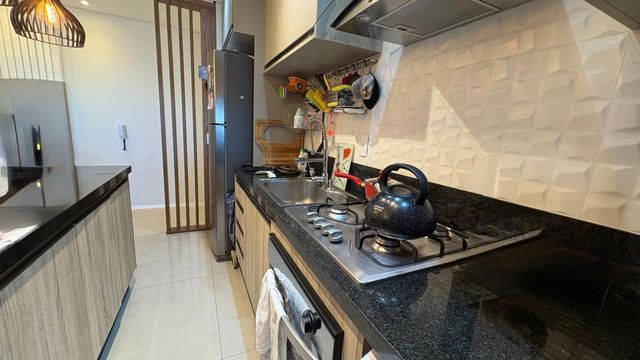 cozinha planejada estilo americana de primeiríssima qualidade com amplo balcão em granito preto