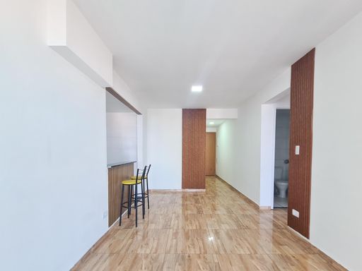 sala ampla 2 ambientes semi integrada a cozinha padrão americana e com acesso a entrada principal
