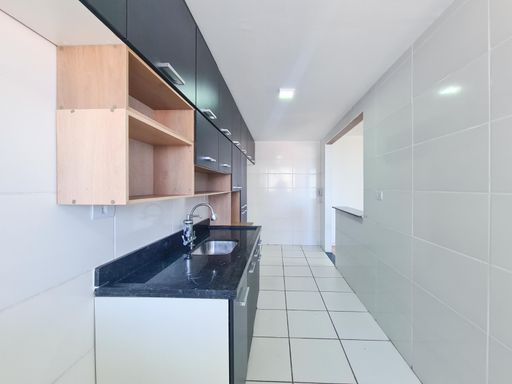 cozinha com armários planejados semi integrada a sala 2 ambientes