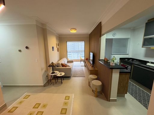 Sala ampla 2 ambientes semi integrada com a cozinha padrão americana com balcão em granito preta