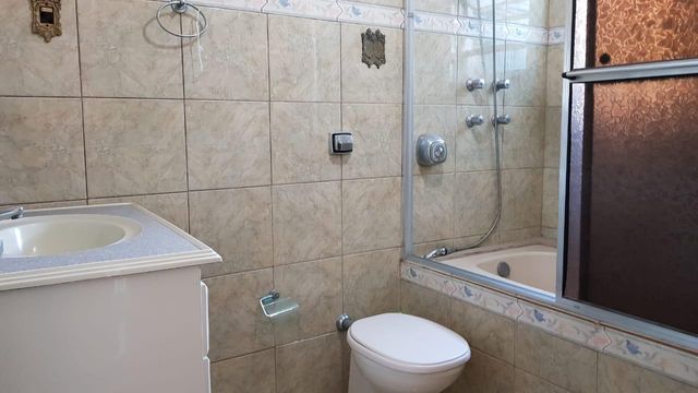 Banheiro da suíte com banheira