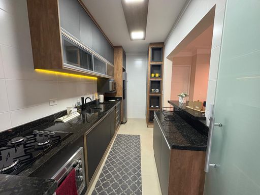 Cozinha com armários planejados impecável, ampla pia e balcão em granito preta
