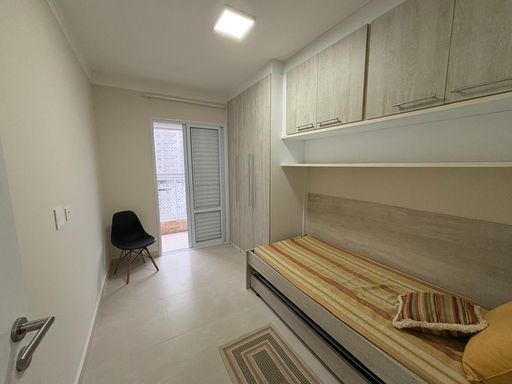 Dormitório com armário planejado e acesso a varanda envidraçada