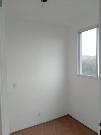 dormitório 2 com vista livre e piso vinílico