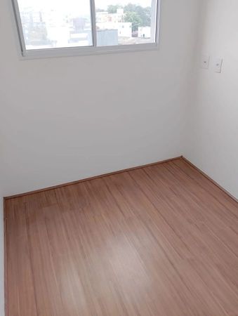 dormitório 1 com vista livre e piso vinílico