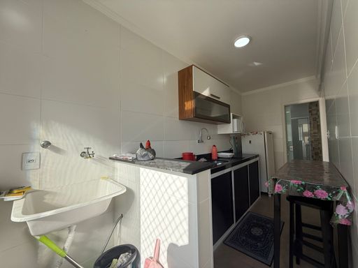 cozinha semi integrada com área de serviço bem arejada e iluminada