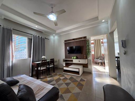 sala ampla com ventilador de teto