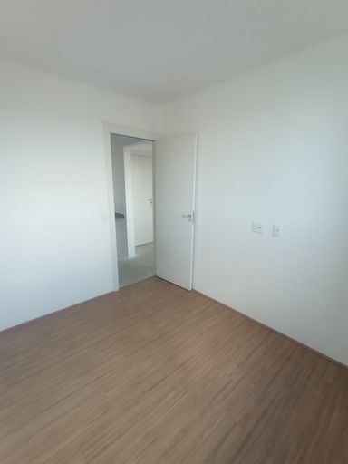 dormitório 2 com vista livre e piso vinílico