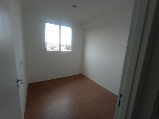 dormitório 2 com vista livre e piso vinílico