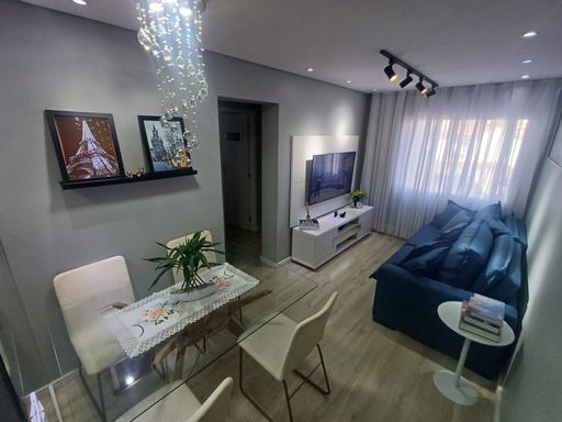 sala 2 ambientes arejada com teto rebaixado e iluminação impecável