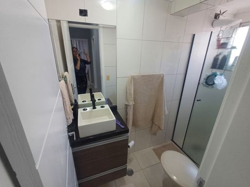 banheiro bem arejado com box de vidro
