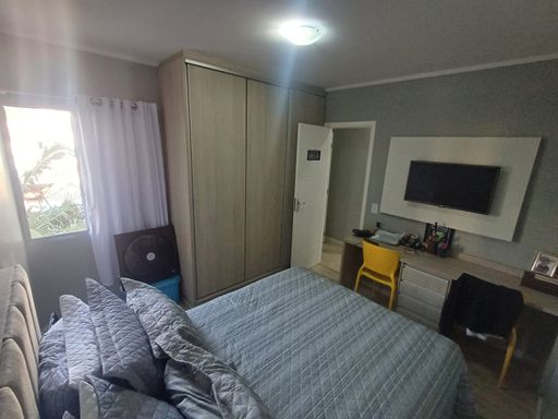 dormitório 2 com armário planejado e bancada home office ou espaço gamer