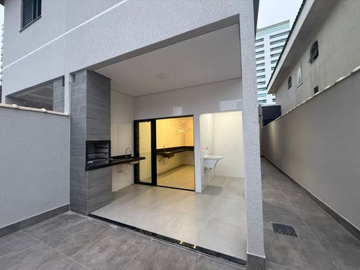 área gourmet com churrasqueira a carvão, semi integrada a área de serviço e a área externa da piscina